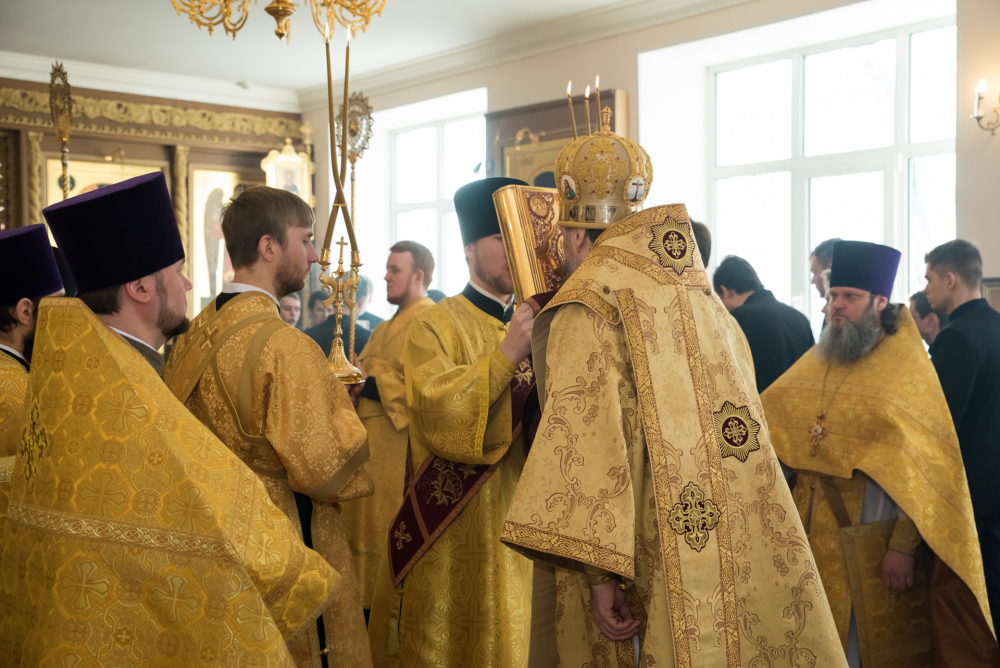 В день престольного праздника в Пензенской духовной семинарии митрополит Серафим наградил протоиерея Александра Филиппова Архиерейской благословенной грамотой