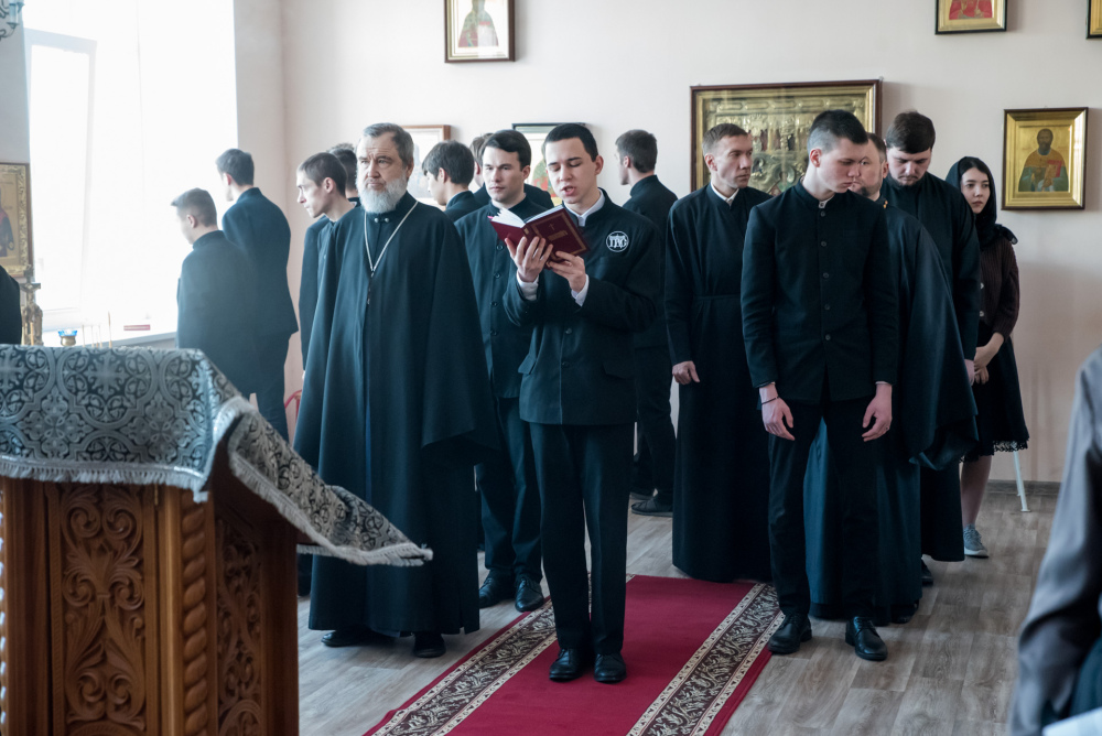 Во вторник первой седмицы Великого поста протоиерей Александр Филиппов сослужил митролиту Серафиму за великопостным богослужением в храме во имя святителя Иннокентия Иркутского при Пензенской духовной семинарии