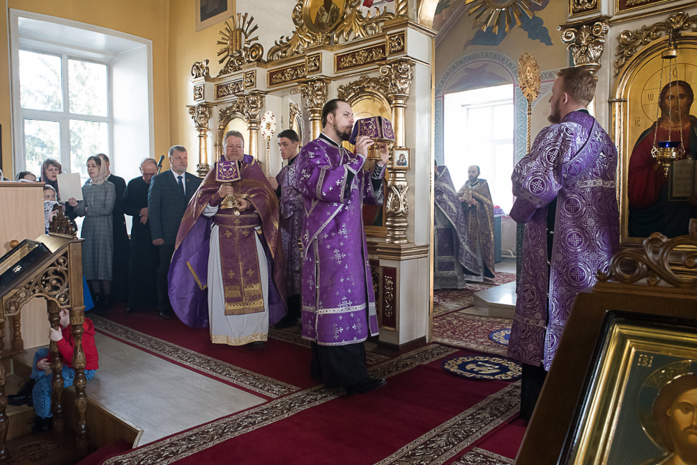 В Неделю Крестопоклонную митрополит Серафим совершил литургию в нашем храме