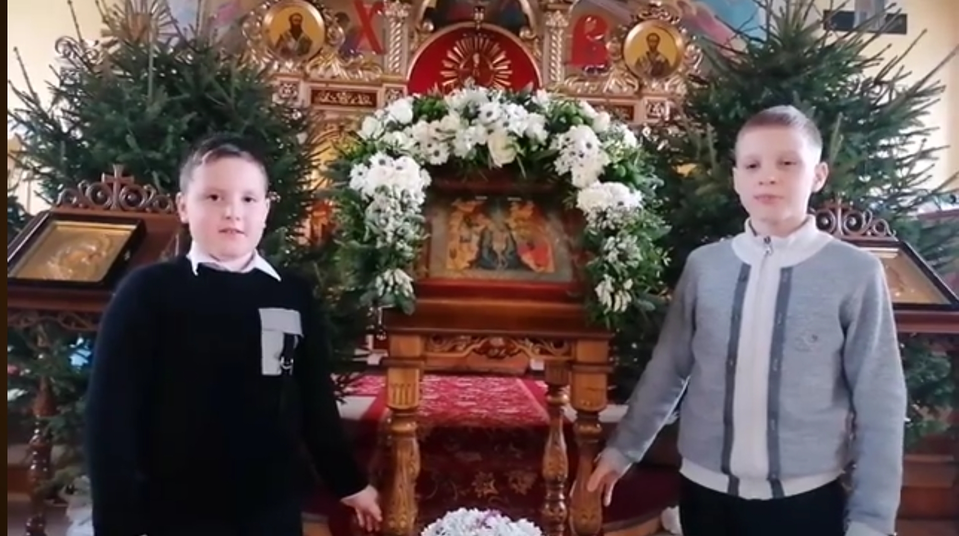 Воспитанники воскресной школы "Азбука веры" поздравили прихожан храма с праздником Крещение Господне