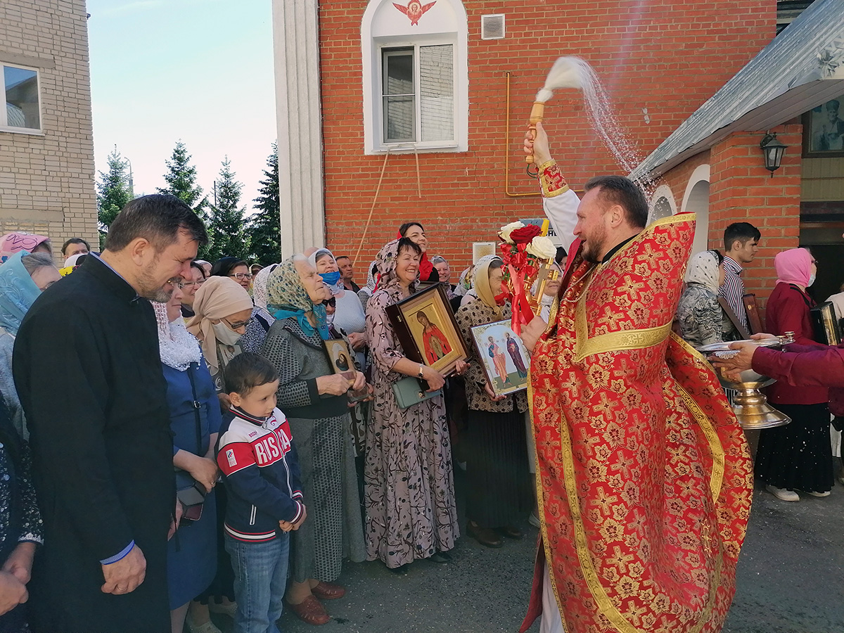 Поздравление с Днём рождения настоятеля нашего храма