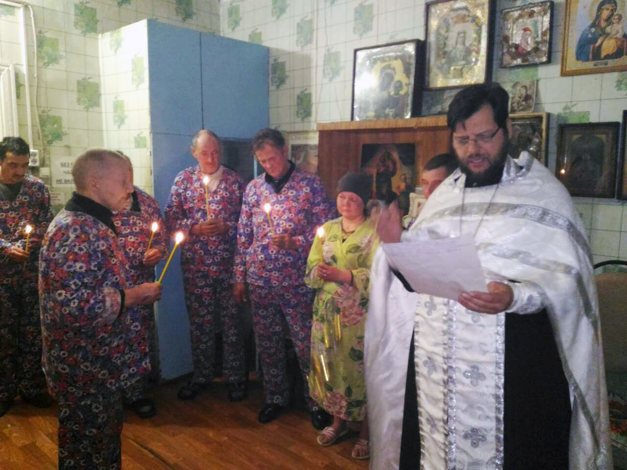 Иерей Сергий Беляков посетил Дом ночного пребывания