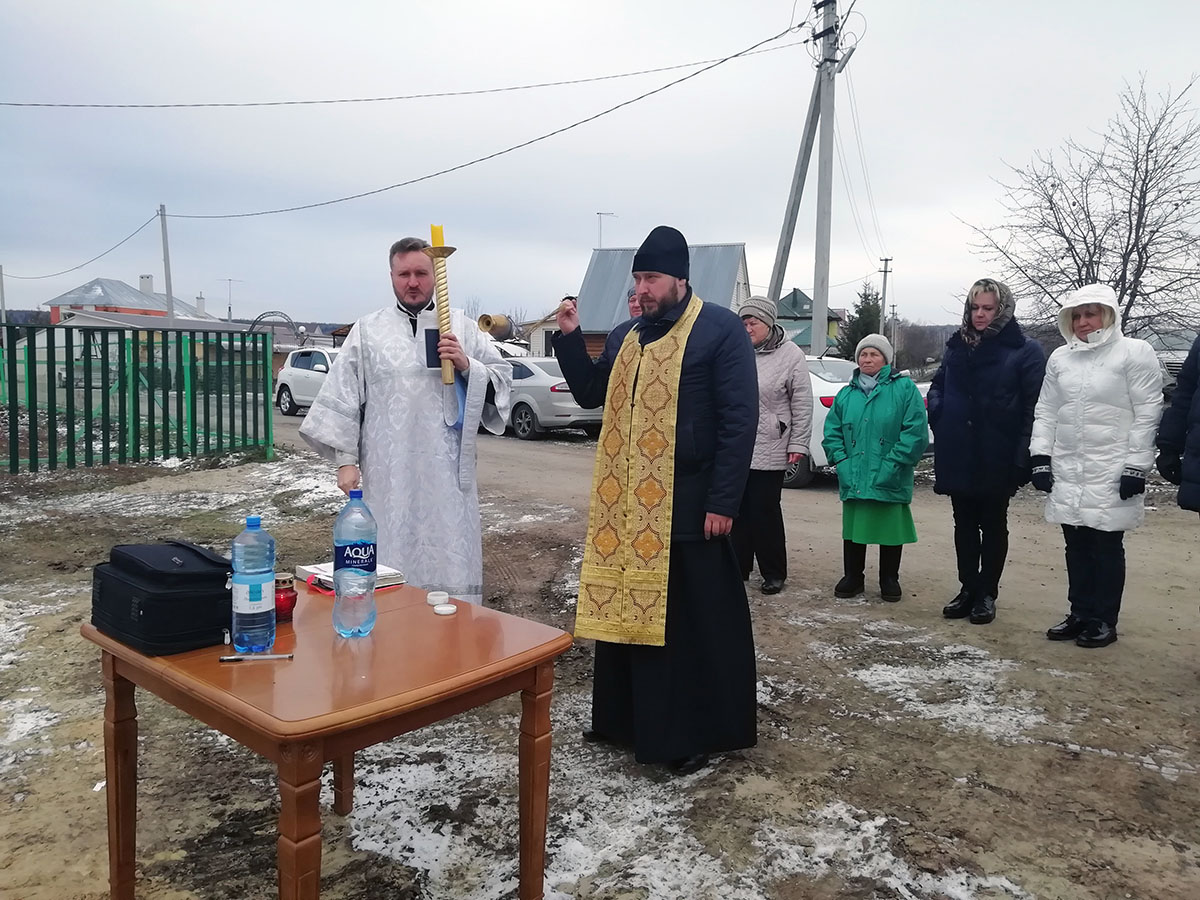 Протоиерей Антоний Шварёв совершил заупокойную панихиду около строящегося храма Живоначальной Троицы в селе Камайка