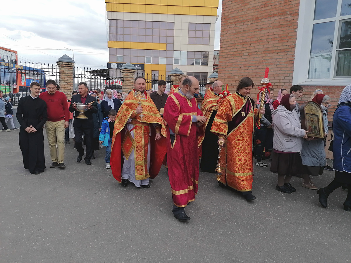 В пятницу Светлой седмицы протоиерей Александр Филиппов совершил Божественную литургию