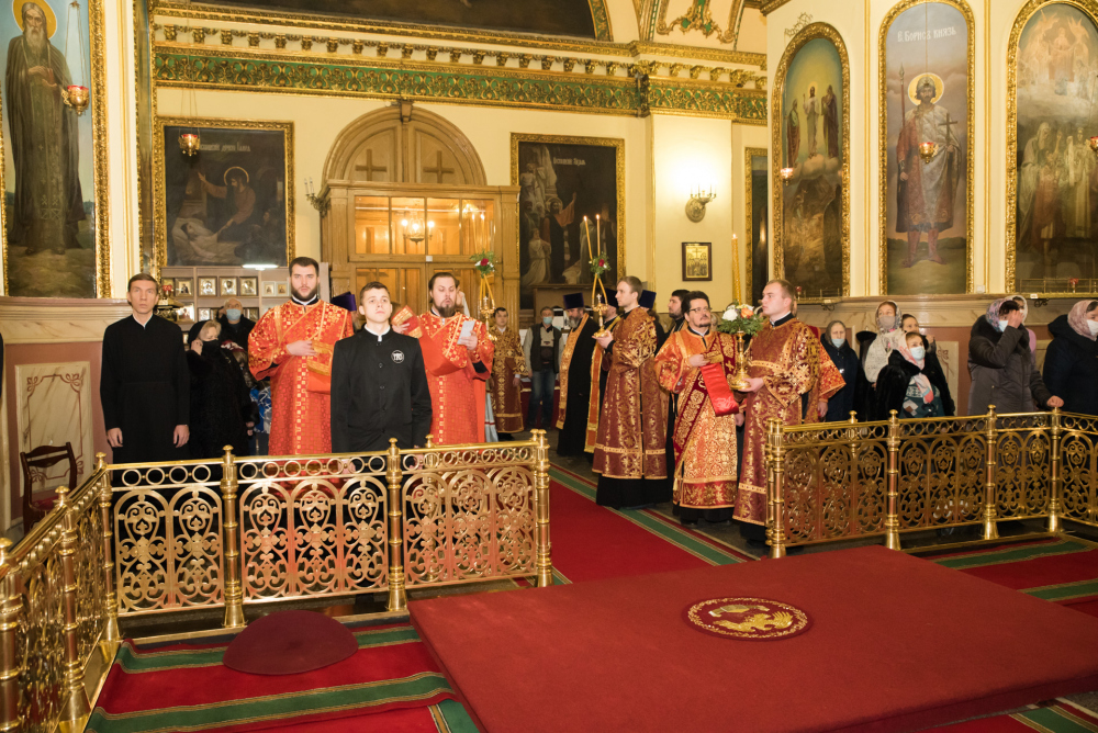 Митрополит Серафим и епископ Митрофан совершили всенощное бдение в Успенском соборе Пензы