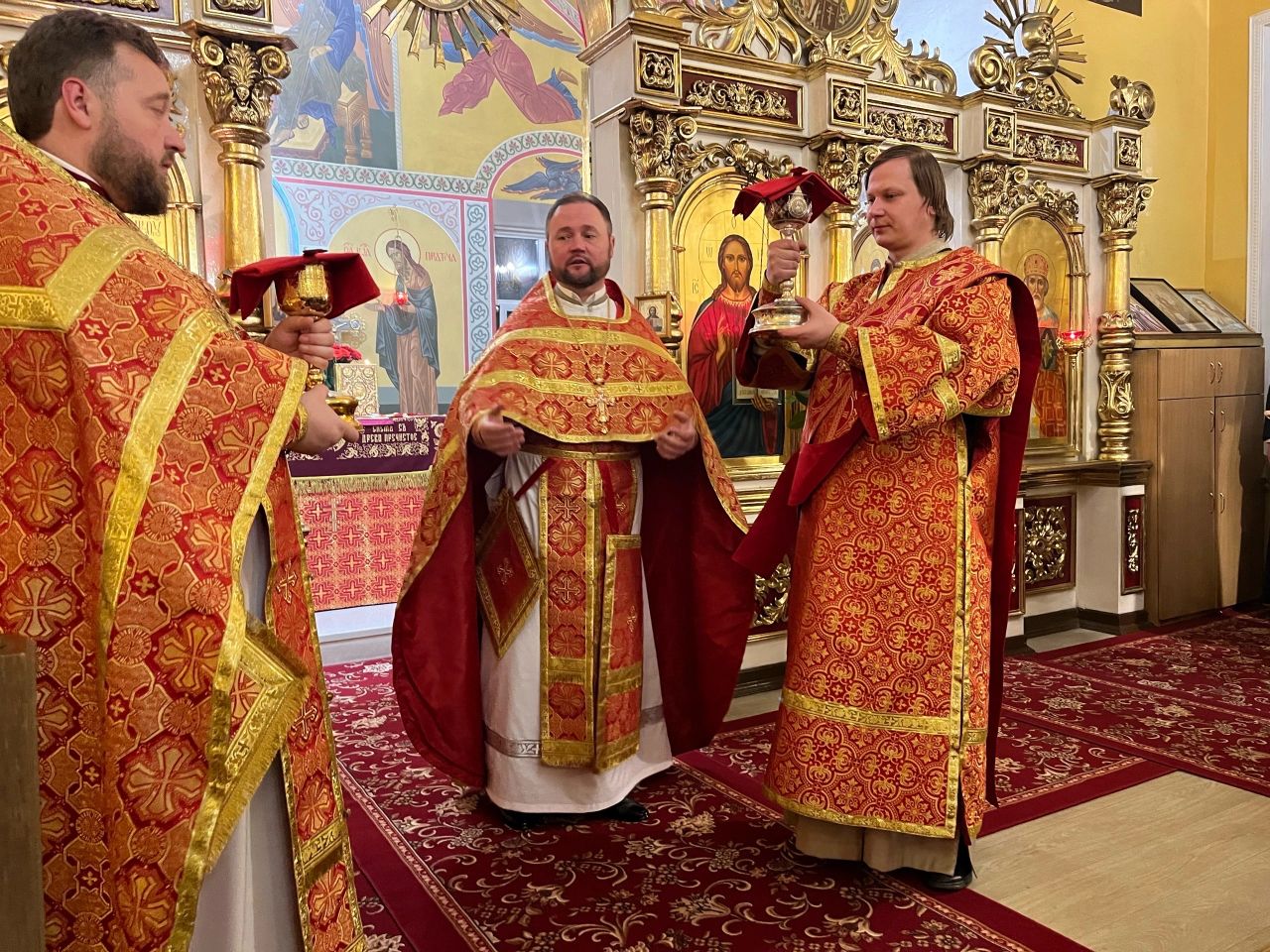 В праздник Светлого Христова Воскресения протоиерей Александр Филиппов совершил торжественное богослужение в нашем храме