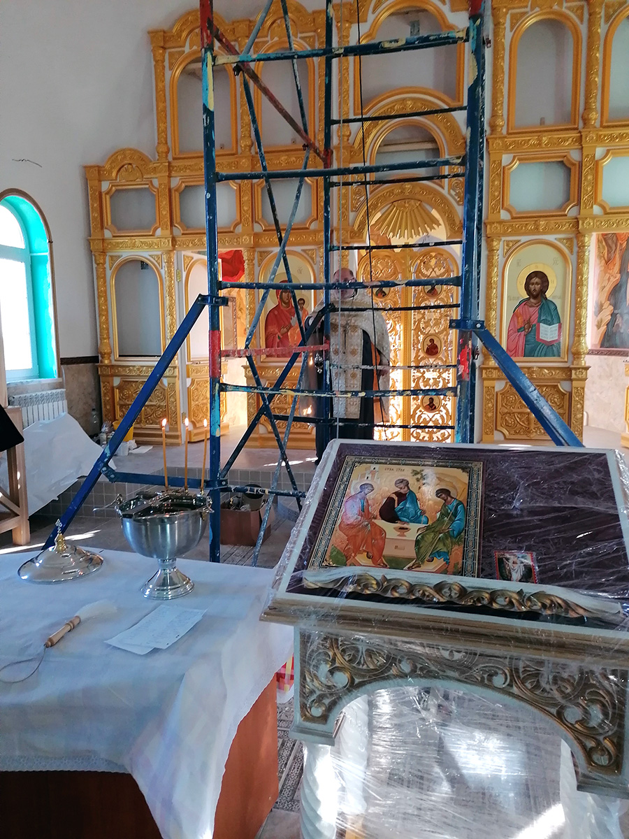 В строящемся храме в честь Святой Живоначальной Троицы в деревне Камайка был совершен водосвятный молебен