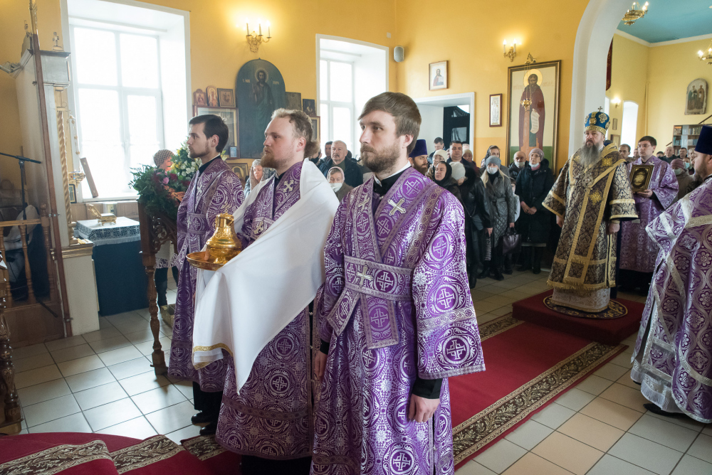  В Неделю Крестопоклонную митрополит Серафим совершил литургию в нашем храме