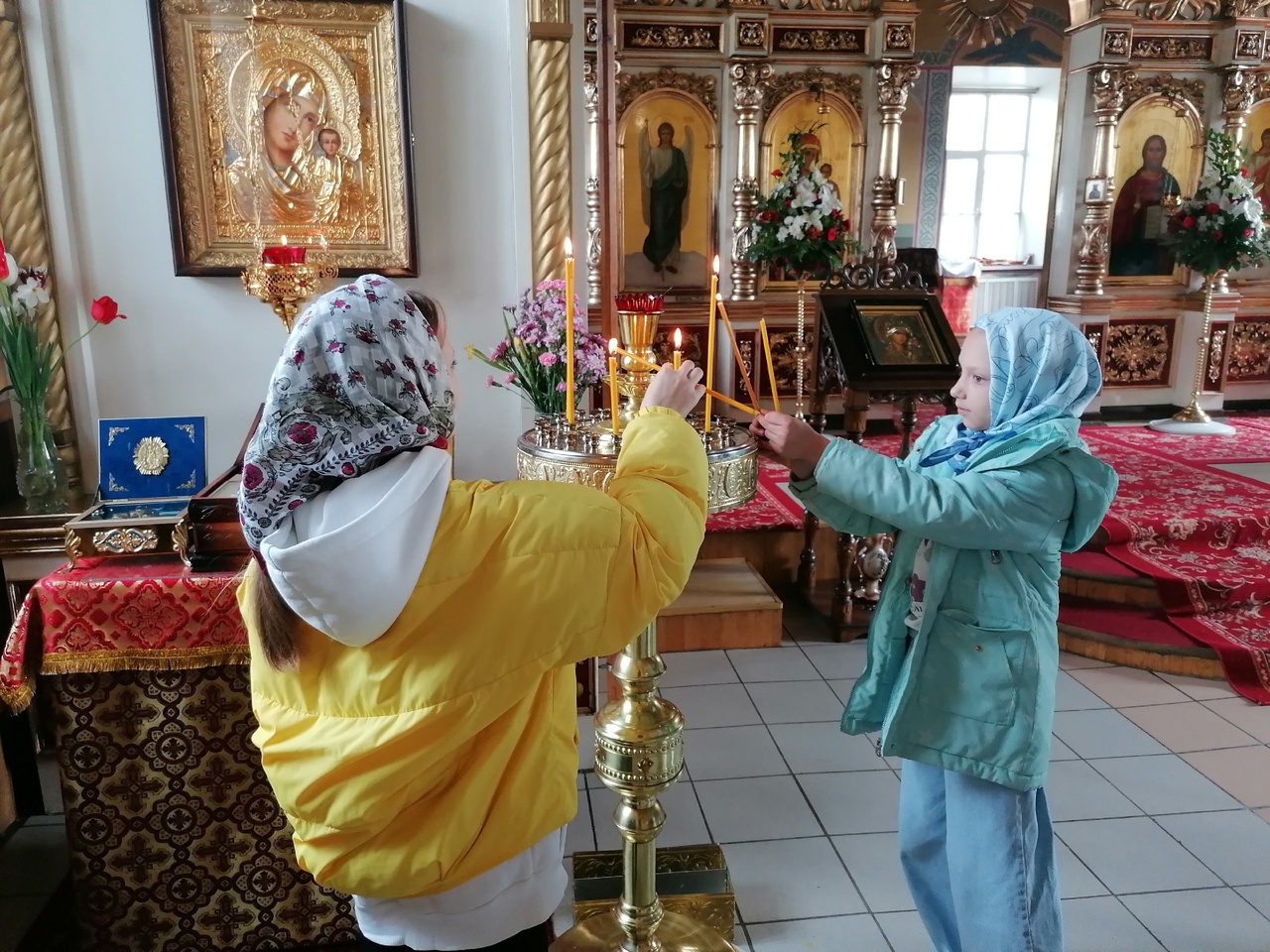 В День Победы школьники со своими родителями посетили Никольский храм