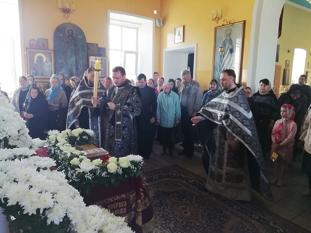 В Великий Пяток протоиерей Александр Филиппов совершил вечерню с выносом Плащаницы Спасителя