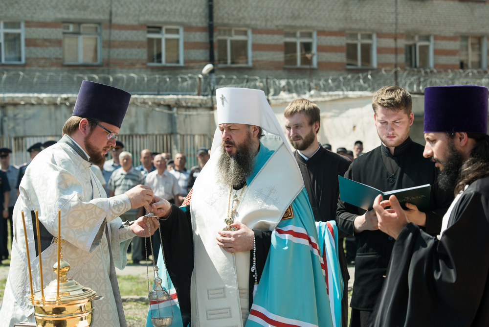 В ИК-7 митрополит Пензенский и Нижнеломовский Серафим освятил крест и купол для храма