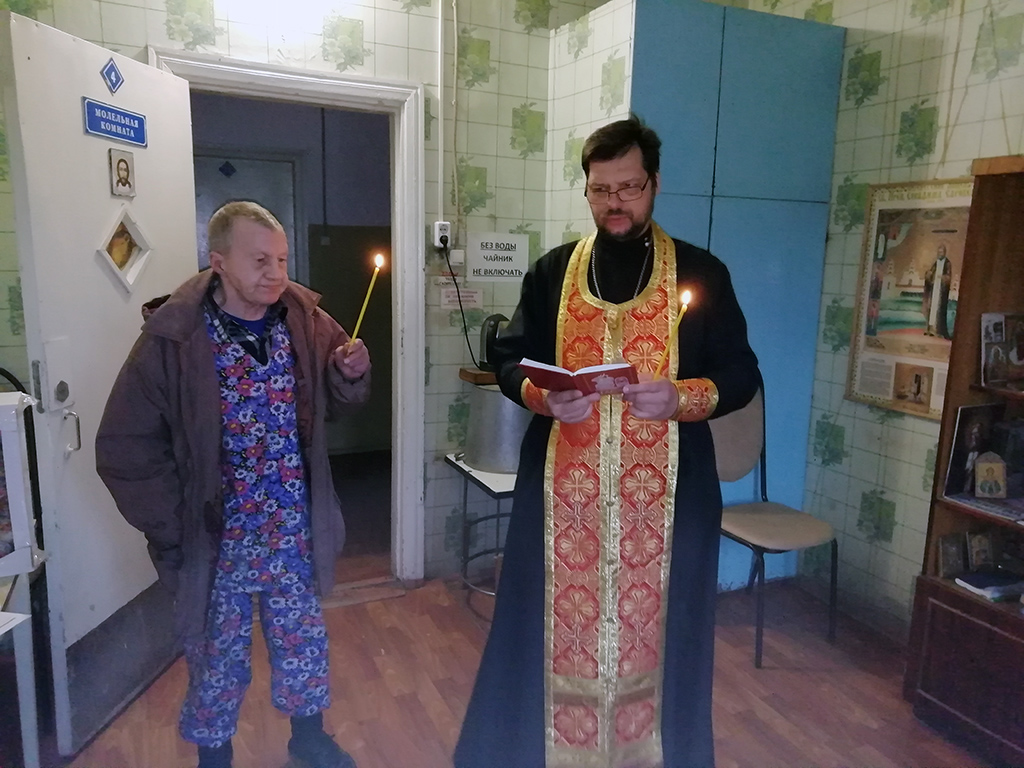 Иерей Сергий Беляков посетил Дом ночного пребывания