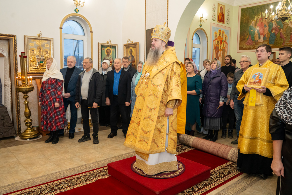 В Неделю 22-ю по Пятидесятнице митрополит Серафим совершил литургию в Троицком храме деревни Камайка