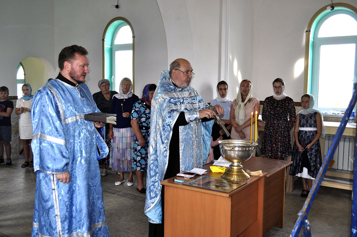 В строящемся храме в честь Святой Живоначальной Троицы в деревне Камайка был совершен молебен