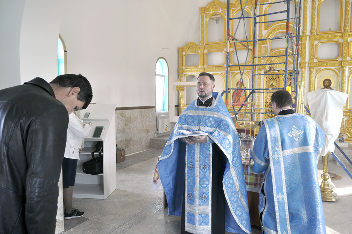 В строящемся храме в честь Святой Живоначальной Троицы в деревне Камайка был совершен водосвятный молебен