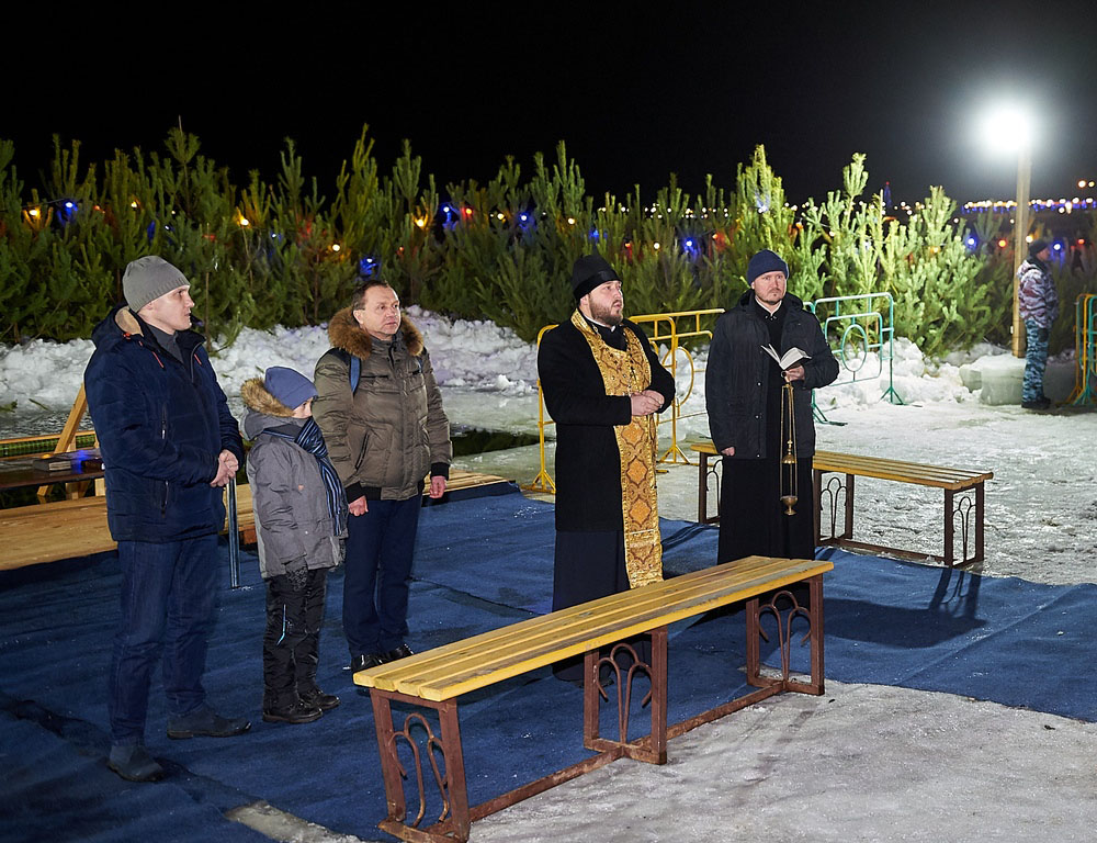 На Крещение Господне протоиерей Антоний Шварёв освятил иордань в г.Спутник