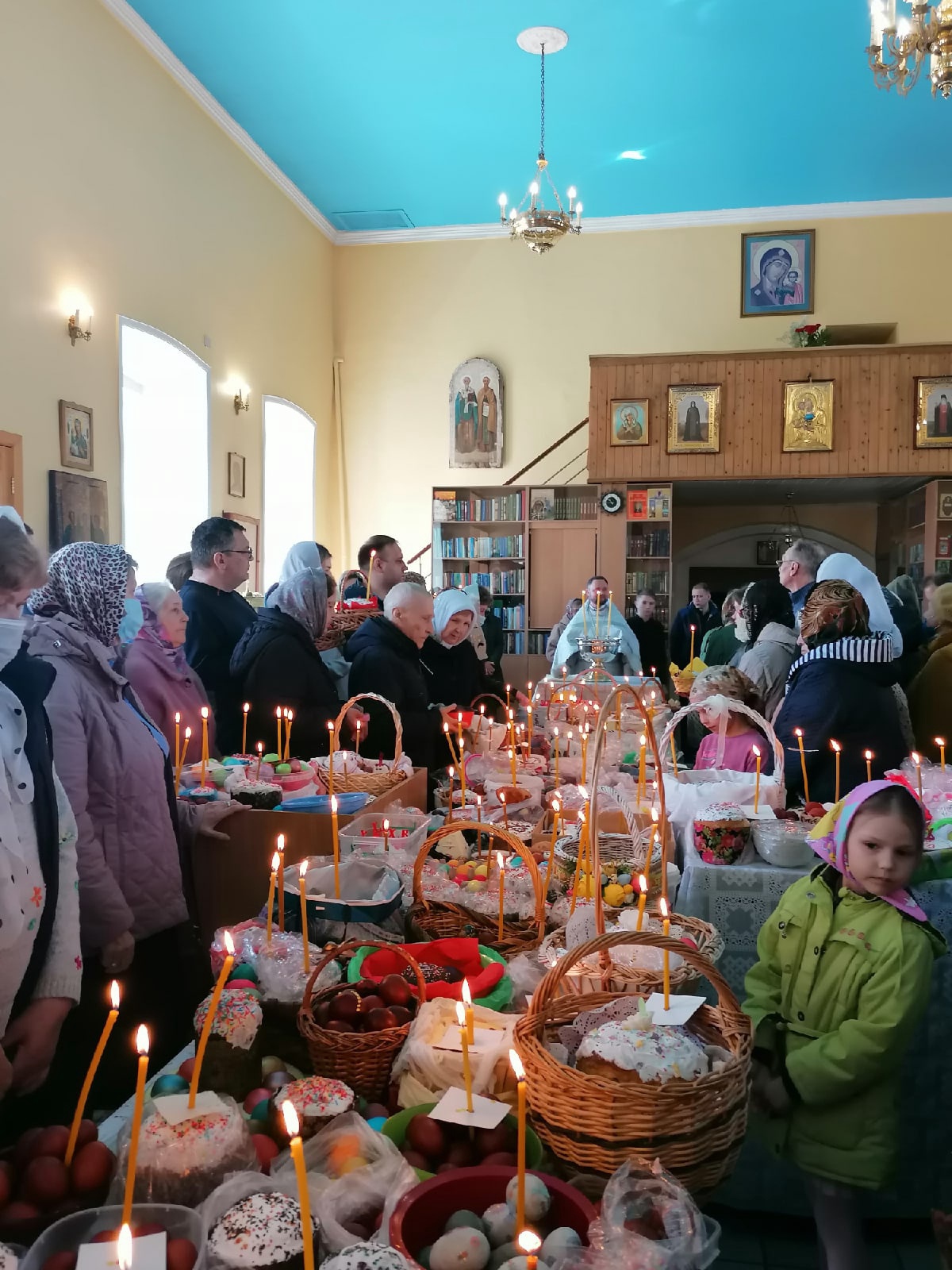 В Великую Субботу протоиерей Александр Филиппов совершил Литургию святителя Василия Великого