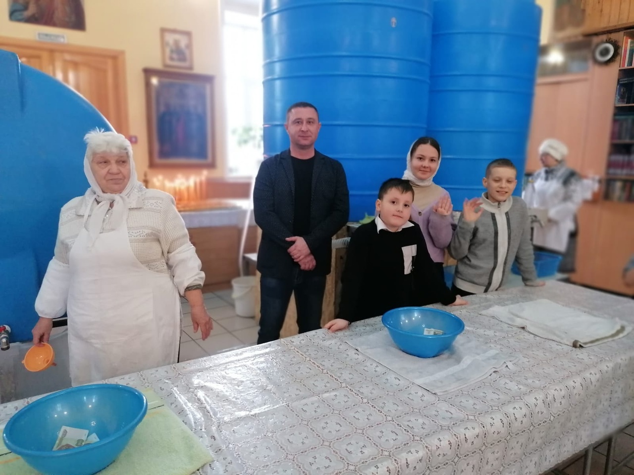 Участие воспитанников детской воскресной школы "Азбука веры" в розливе крещенской воды в Никольском храме в праздник Богоявления 19.01.2024.