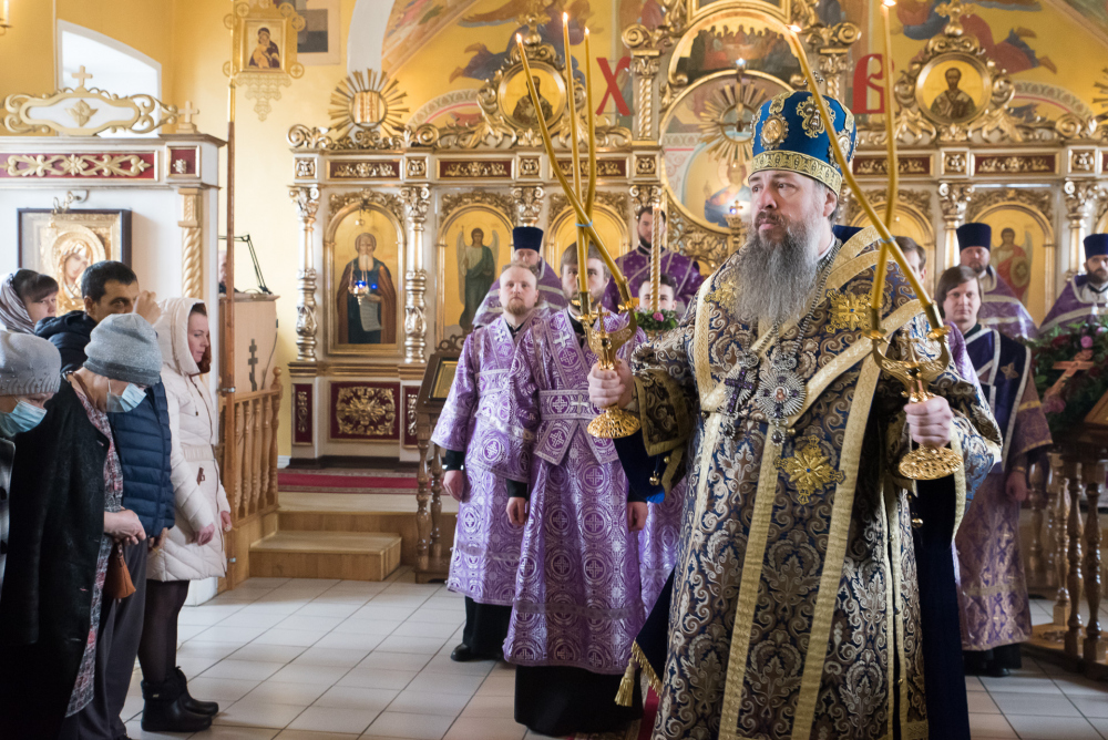  В Неделю Крестопоклонную митрополит Серафим совершил литургию в нашем храме
