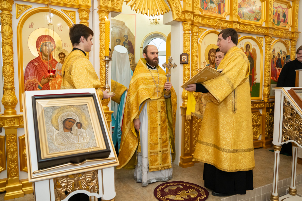 В Неделю 22-ю по Пятидесятнице митрополит Серафим совершил литургию в Троицком храме деревни Камайка