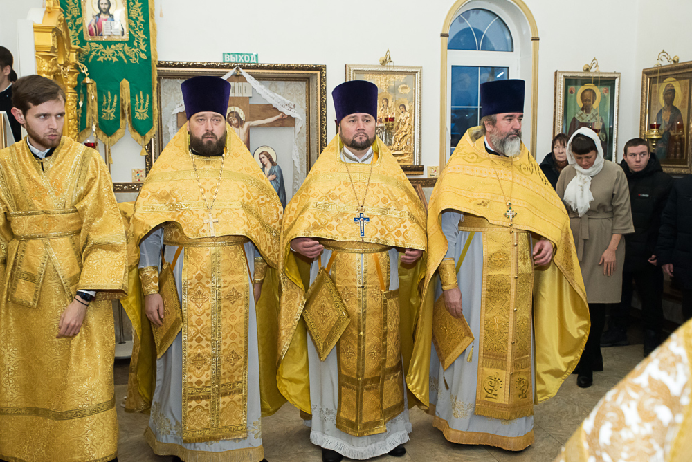 Протоиереи Александр Филиппов и Антоний Шварёв сослужили митрополиту Серафиму за литургией в Троицком храме в деревне Камайка