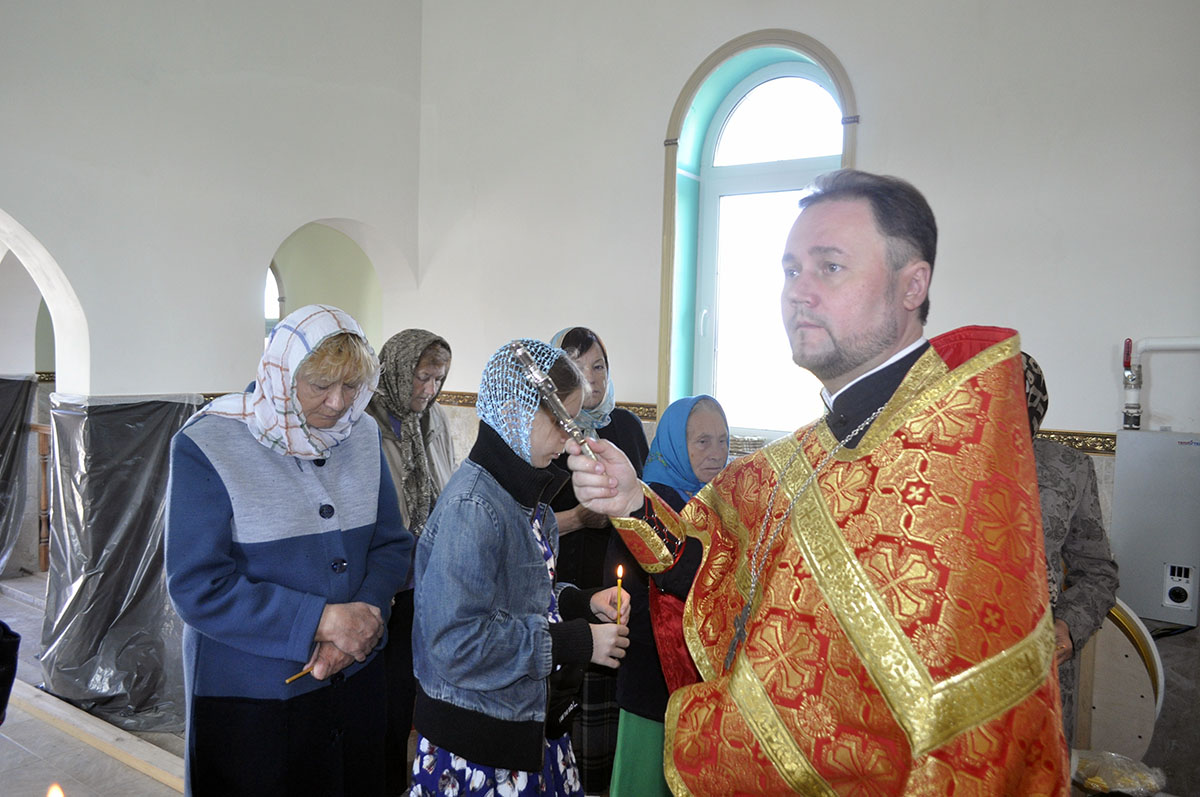 В строящемся храме в честь Святой Живоначальной Троицы в деревне Камайка был совершен водосвятный молебен