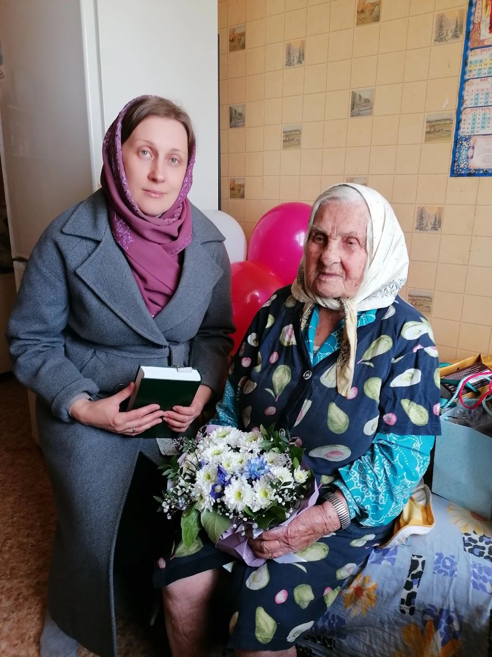 Настоятель с делегацией от воскресной школы поздравили с Днём Победы ветерана Клушину Татьяну Матвеевну