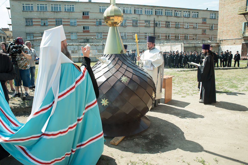 В ИК-7 митрополит Пензенский и Нижнеломовский Серафим освятил крест и купол для храма