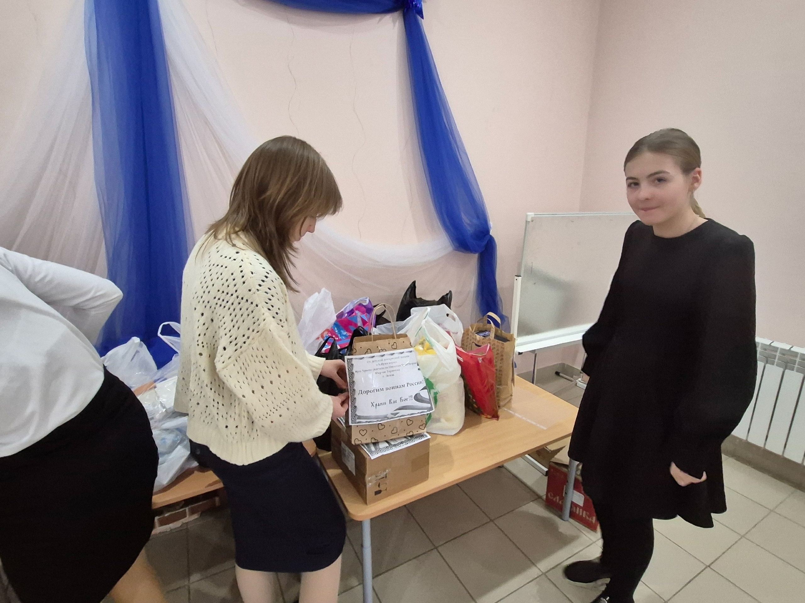 Дети из воскресной школы Никольского храма участвовали во Всероссийской акции"Письмо и посылка солдату"