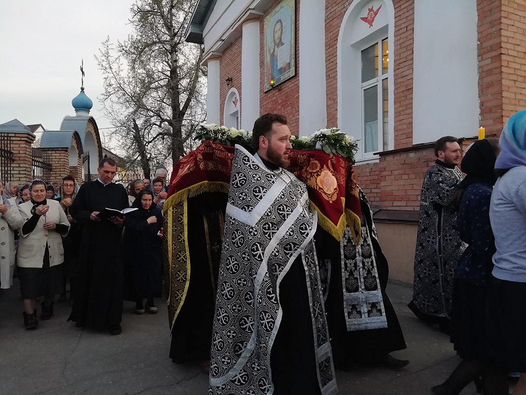 Протоиерей Александр Филиппов совершил утреню Великой Субботы с чином погребения