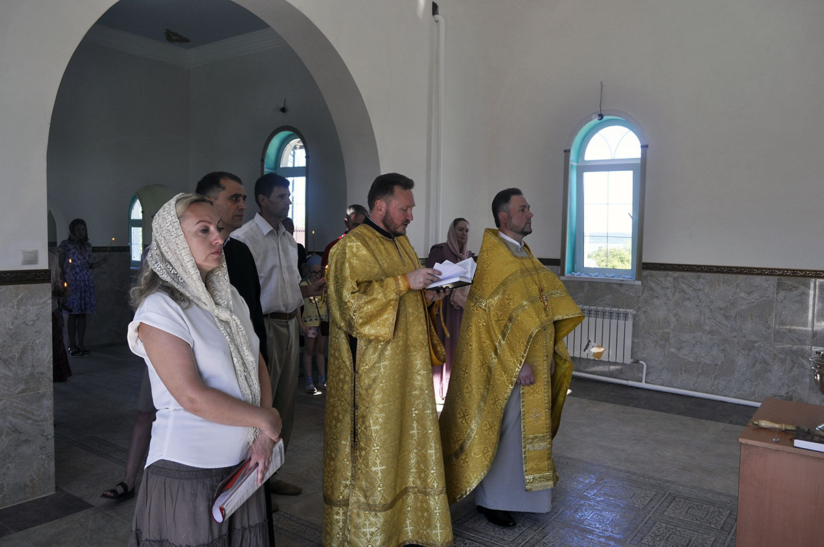 В строящемся храме в честь Святой Живоначальной Троицы в деревне Камайка был совершен водосвятный молебен