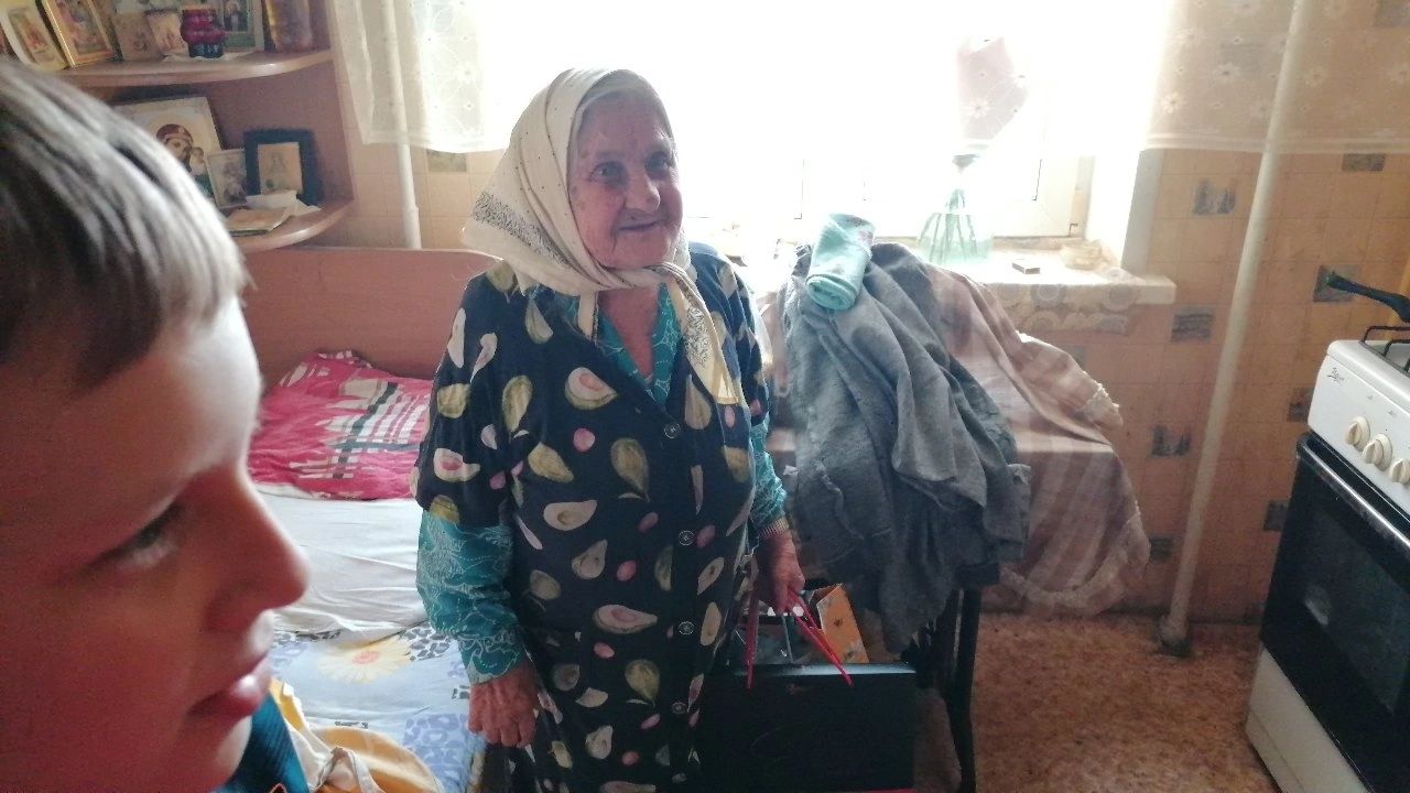Настоятель с делегацией от воскресной школы поздравили с Днём Победы ветерана Клушину Татьяну Матвеевну