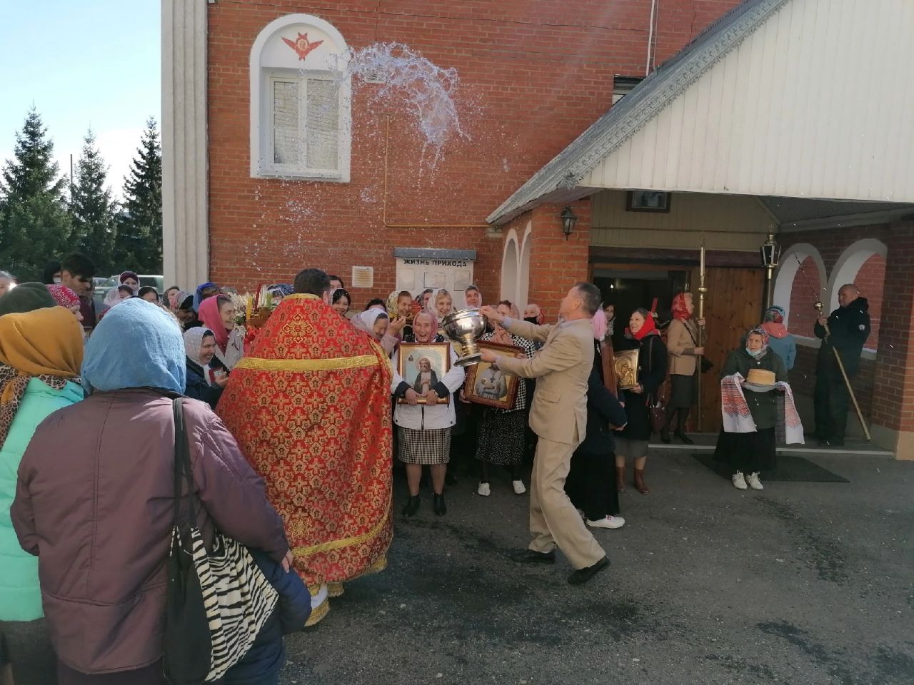  В пятницу  Светлой седмицы протоиерей Александр Филиппов совершил Божественную литургию