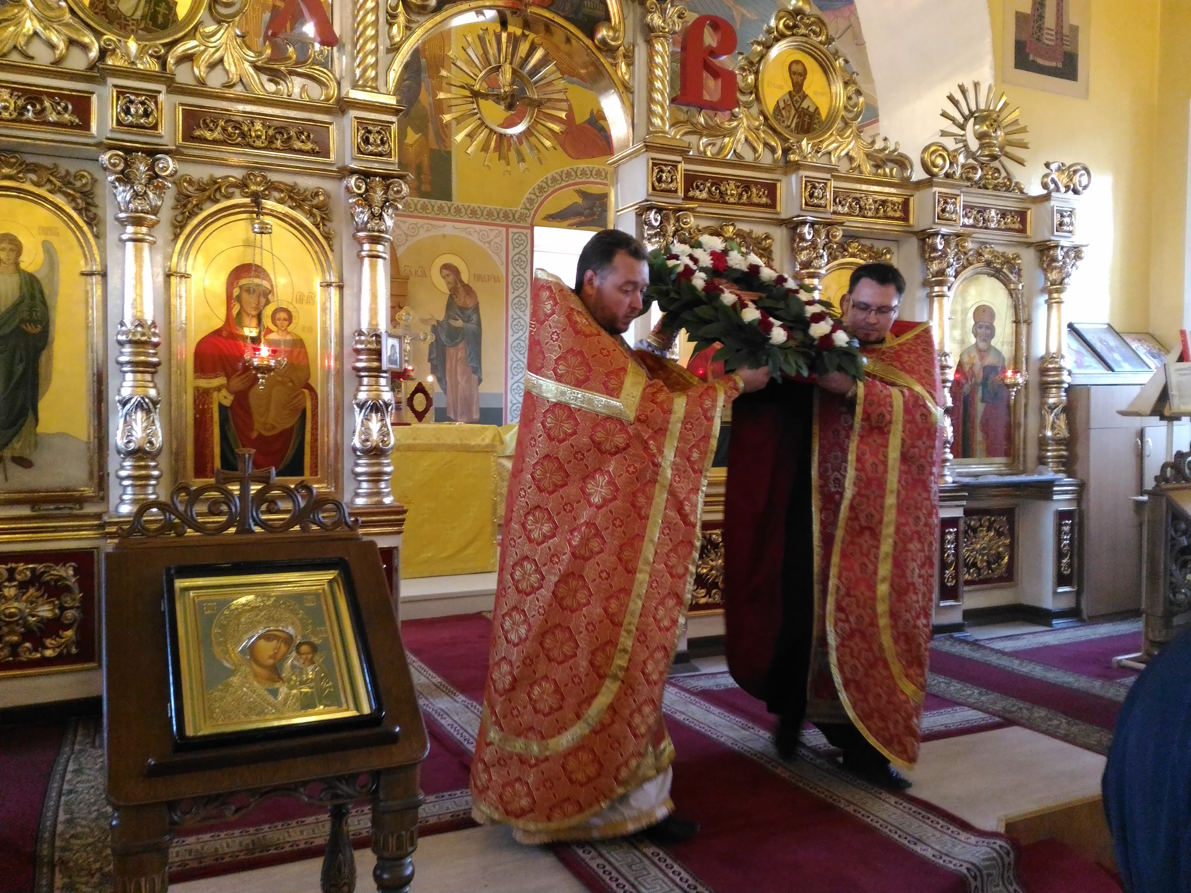 Вечерняя служба накануне праздника Происхождения (изнесения) Честных Древ Животворящего Креста Господня
