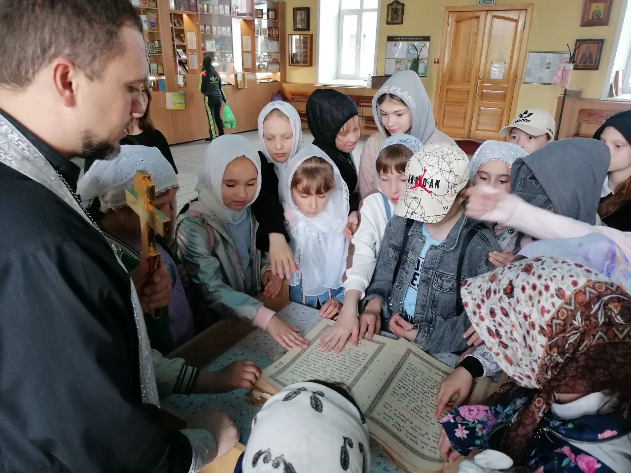 Иерей Владимир Журавлев встретился с воспитанниками детской школы искусств "Квинта" 