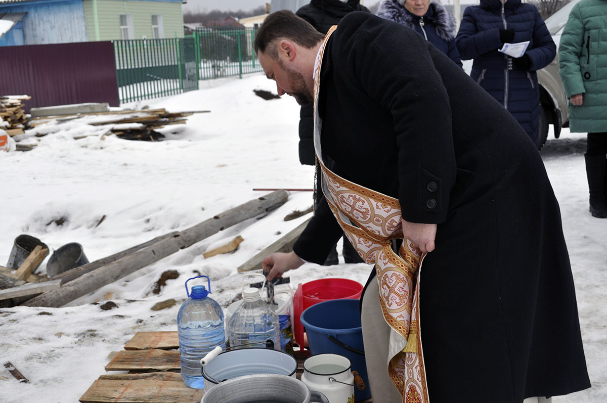 Протоиерей Александр Филиппов совершил великое освящение воды около строящегося храма Живоначальной Троицы в деревне Камайка