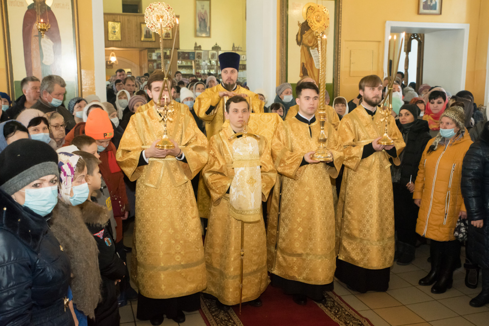 В день памяти святителя Николая Чудотворца митрополит Серафим совершил литургию в нашем храме