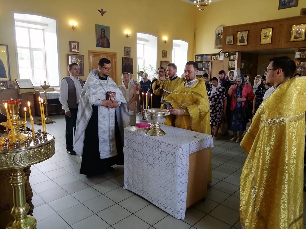 Протоиерей Александр Филиппов совершил литургию и водосвятный молебен с акафистом Божией Матери 