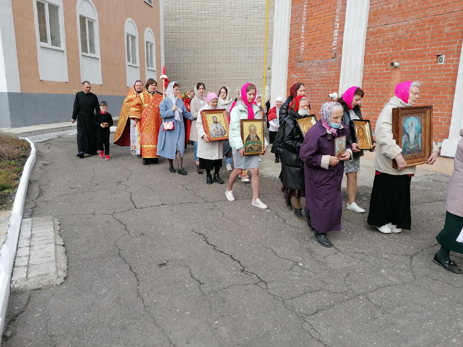 В понедельник Светлой седмицы протоиерей Александр Филиппов совершил Божественную литургию