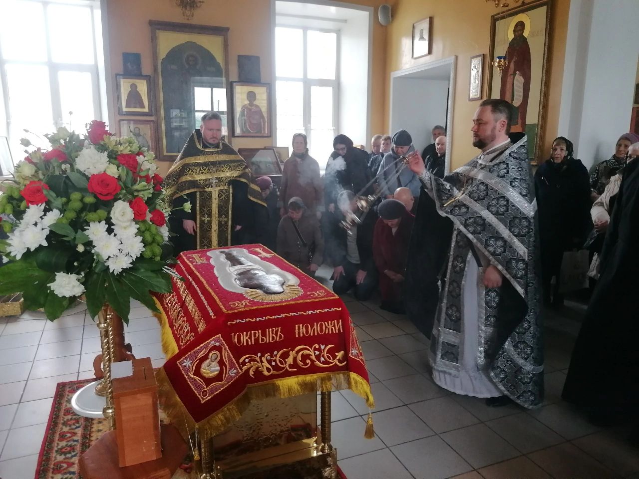В Великий Пяток протоиерей Александр Филиппов совершил вечерню с выносом Плащаницы Спасителя