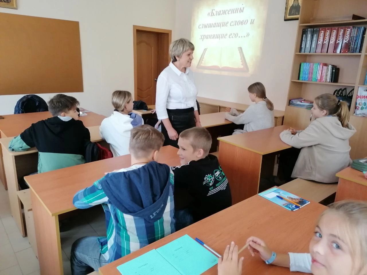 Начались учебные занятия в воскресной школе с детьми 