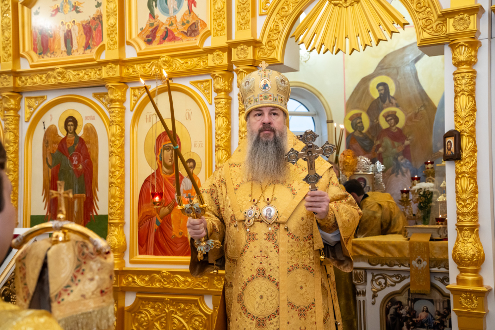 В Неделю 22-ю по Пятидесятнице митрополит Серафим совершил литургию в Троицком храме деревни Камайка