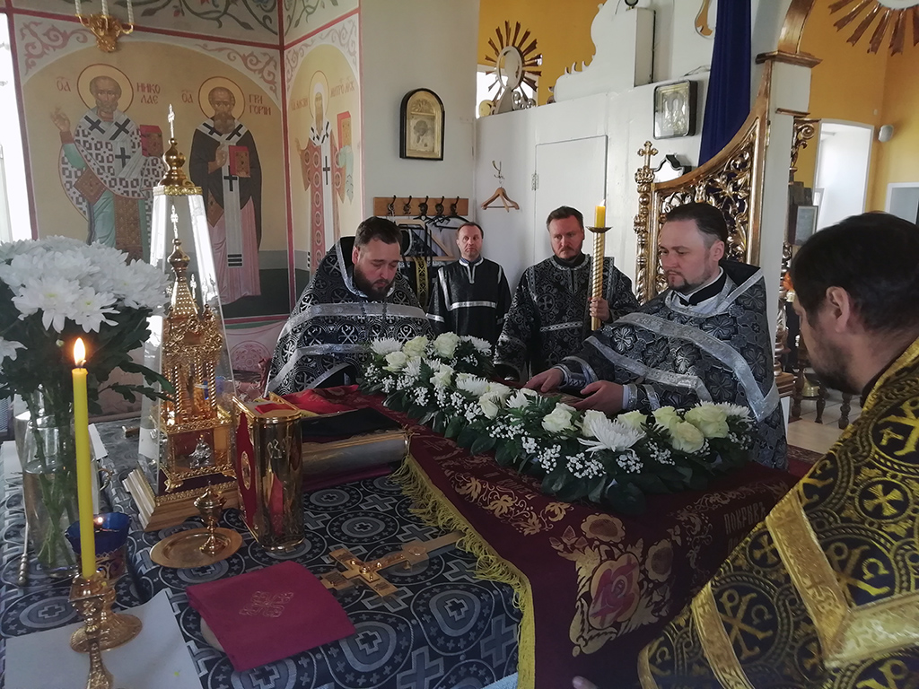 В Великий Пяток протоиерей Александр Филиппов совершил вечерню с выносом Плащаницы Спасителя