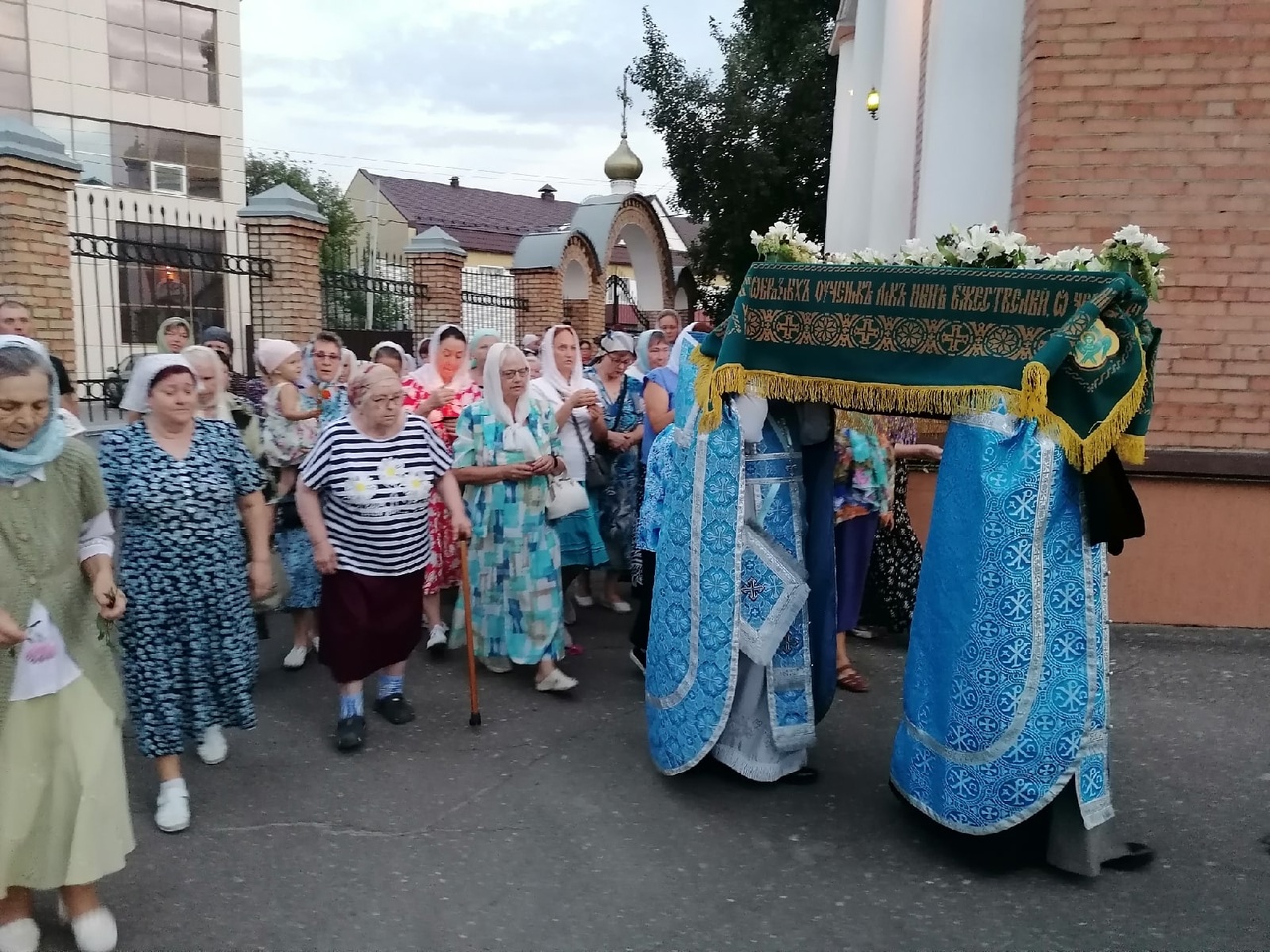 Всенощное бдение с чином Погребения Плащаницы Пресвятой Богородицы