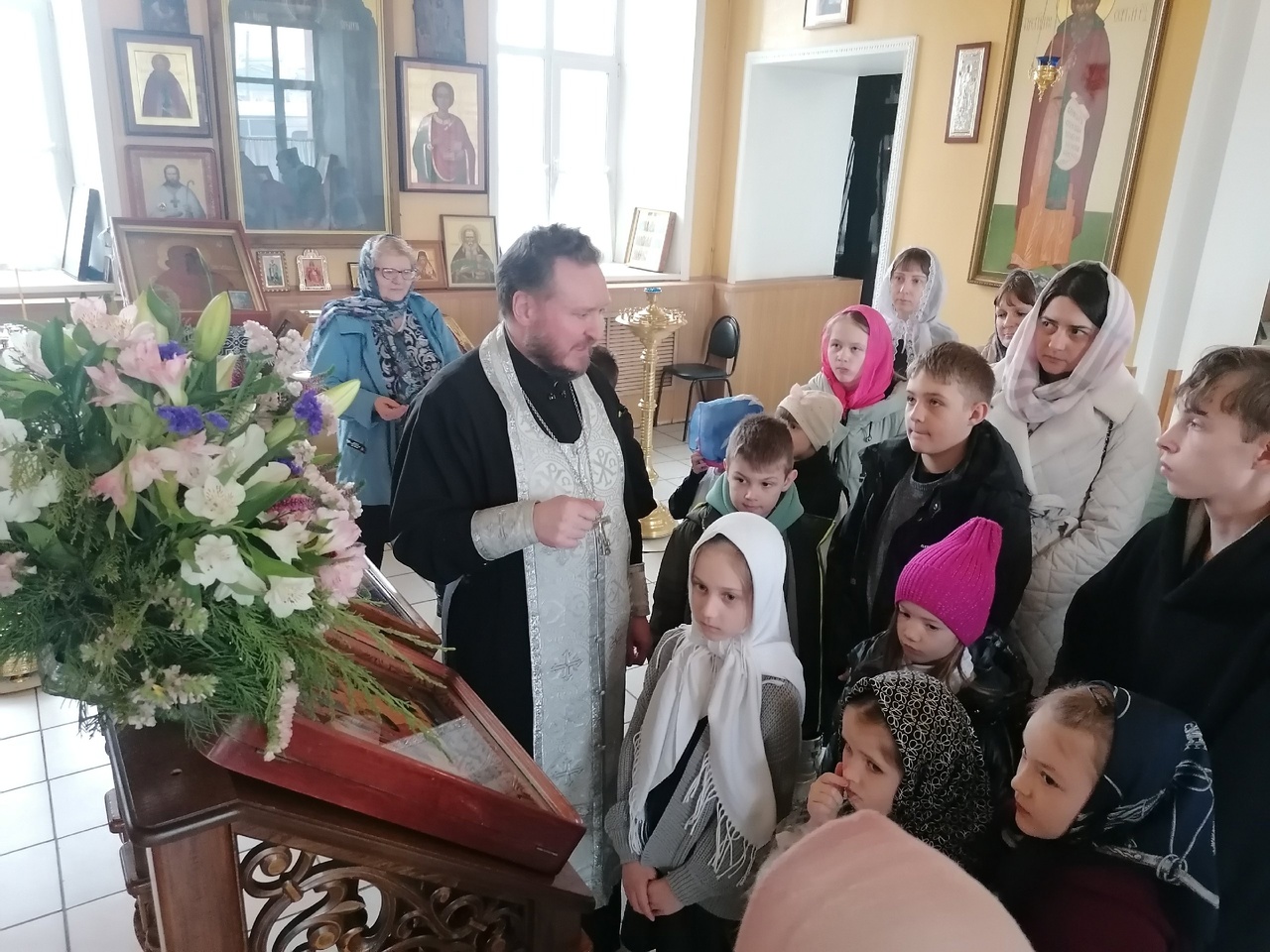 Иерей Сергий Карасёв встретился с учениками средней школы №1 города Спутник