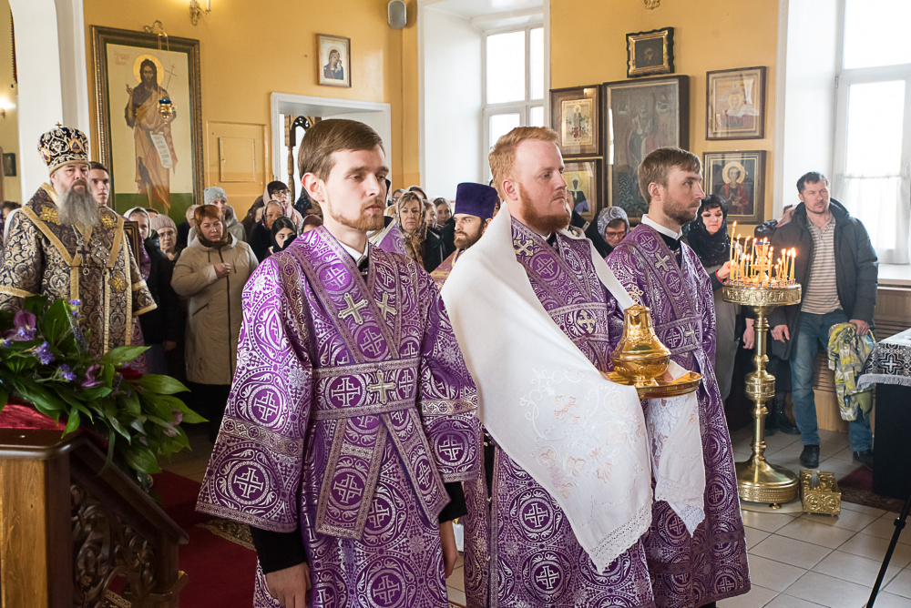 В Неделю Крестопоклонную митрополит Серафим совершил литургию в нашем храме