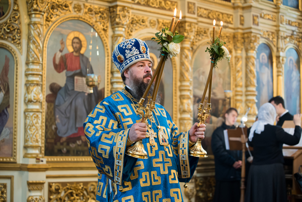 В праздник Благовещения Пресвятой Богородицы митрополит Серафим наградил протоиерея Александра Филиппова крестом с украшениями