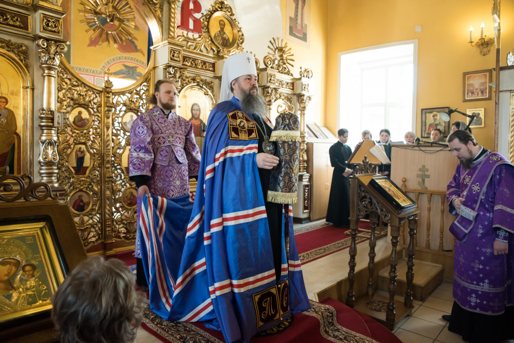 В Неделю Крестопоклонную митрополит Серафим совершил Литургию в нашем храме