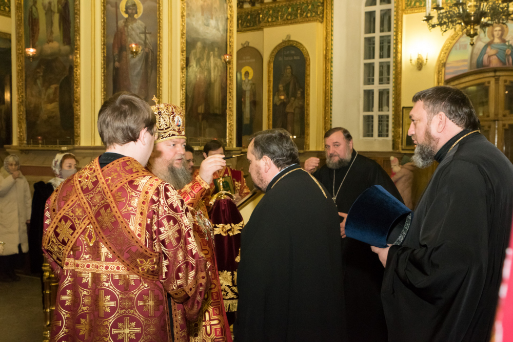 Митрополит Серафим и епископ Митрофан совершили всенощное бдение в Успенском соборе Пензы
