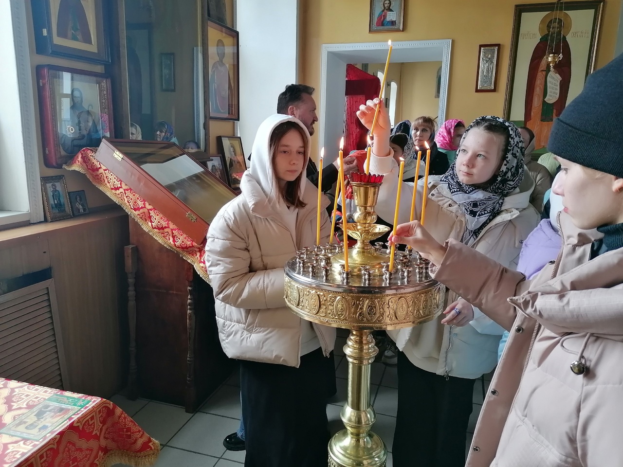 В День Победы школьники со своими родителями посетили Никольский храм